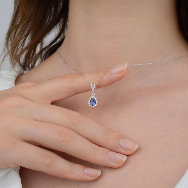 0,18 Karat Pırlanta Safir Kolye