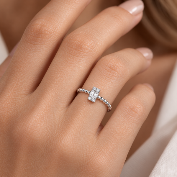0.13 Karat Klasik Baget ve Yuvarlak Pırlanta Beyaz Altın Yüzük