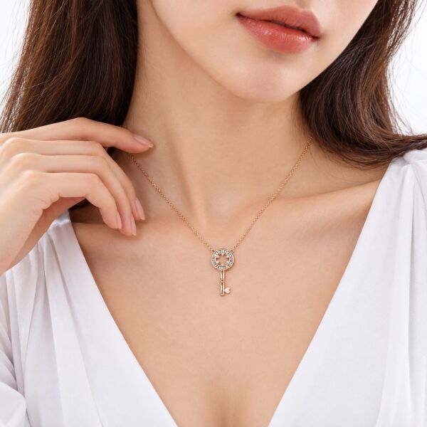 0.04 Karat G SI Kalp Dişli Anahtar Pırlanta Rose ve Beyaz Altın Kolye