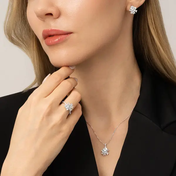0.59 Karat Pırlanta Baget Küpe
