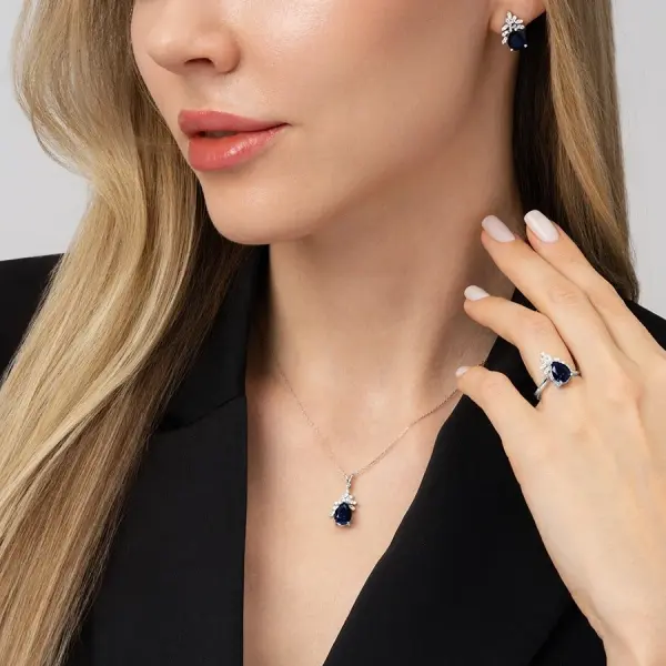 4.28 Karat Pırlanta Safir Küpe