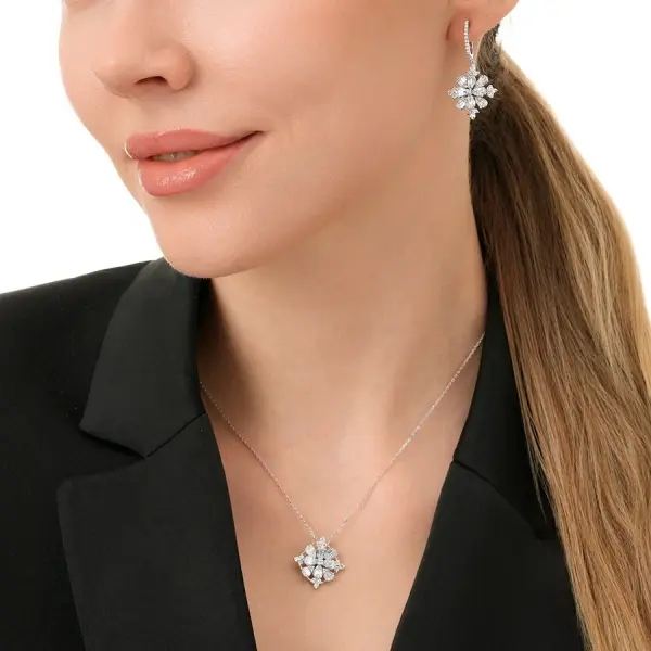 1.76 Karat Pırlanta Baget Küpe